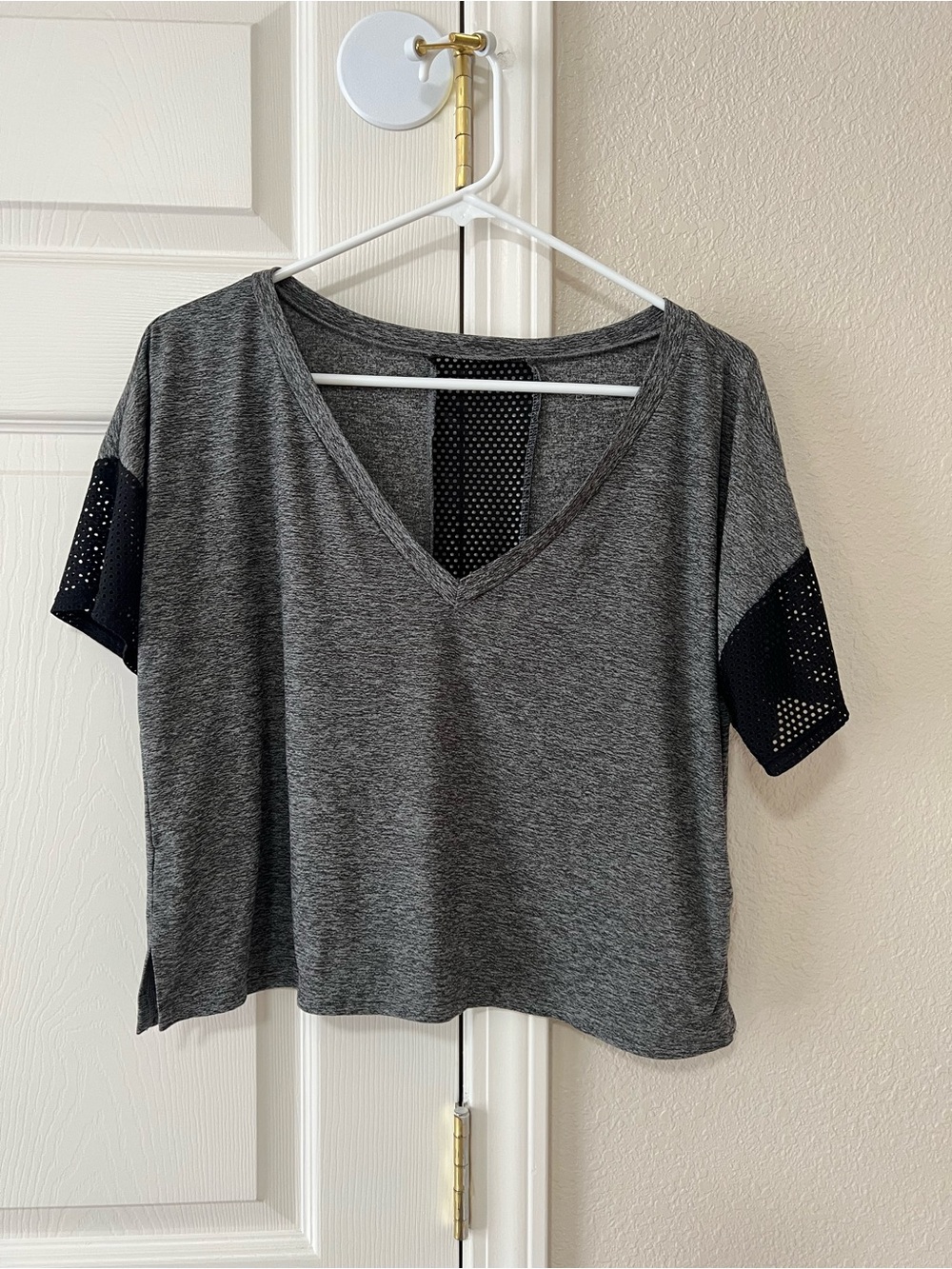 Beyond Yoga Gray Black Mesh V Neck Cropped Workout Top Size XS